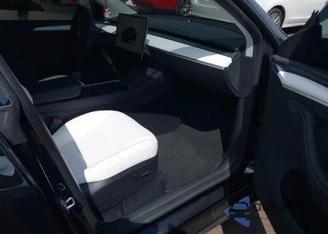 2025 Tesla Model Y Long Range Dual Motor All-Wheel Drive z USA, uszkodzony, nr VIN 7SAYGDED9SA356355